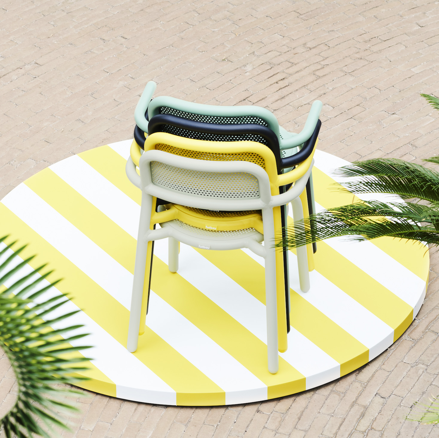 23-03_FATBOY_Toni_armchair_stapel_Mood-Hortus_CROP_BusinessPlatform